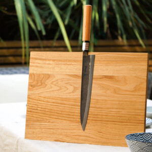 Moritaka Gyuto 210mm AS mit unserem charakteristischen magnetischen Messerständer in Eiche