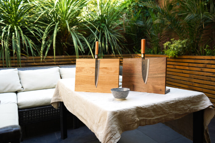 Moritaka AS-Messer mit unserem charakteristischen magnetischen Messerständer aus Eiche