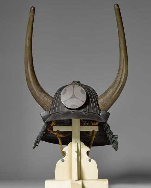 Japanese samurai armour featuring kamon which Oishya holds - displaying 3 geisha fans.