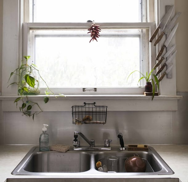 Magnetische Messerablage in der Küche zum Aufhängen am Fensterrahmen