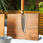 Moritaka Deba 180mm AS mit unserem charakteristischen magnetischen Messerständer aus Eiche