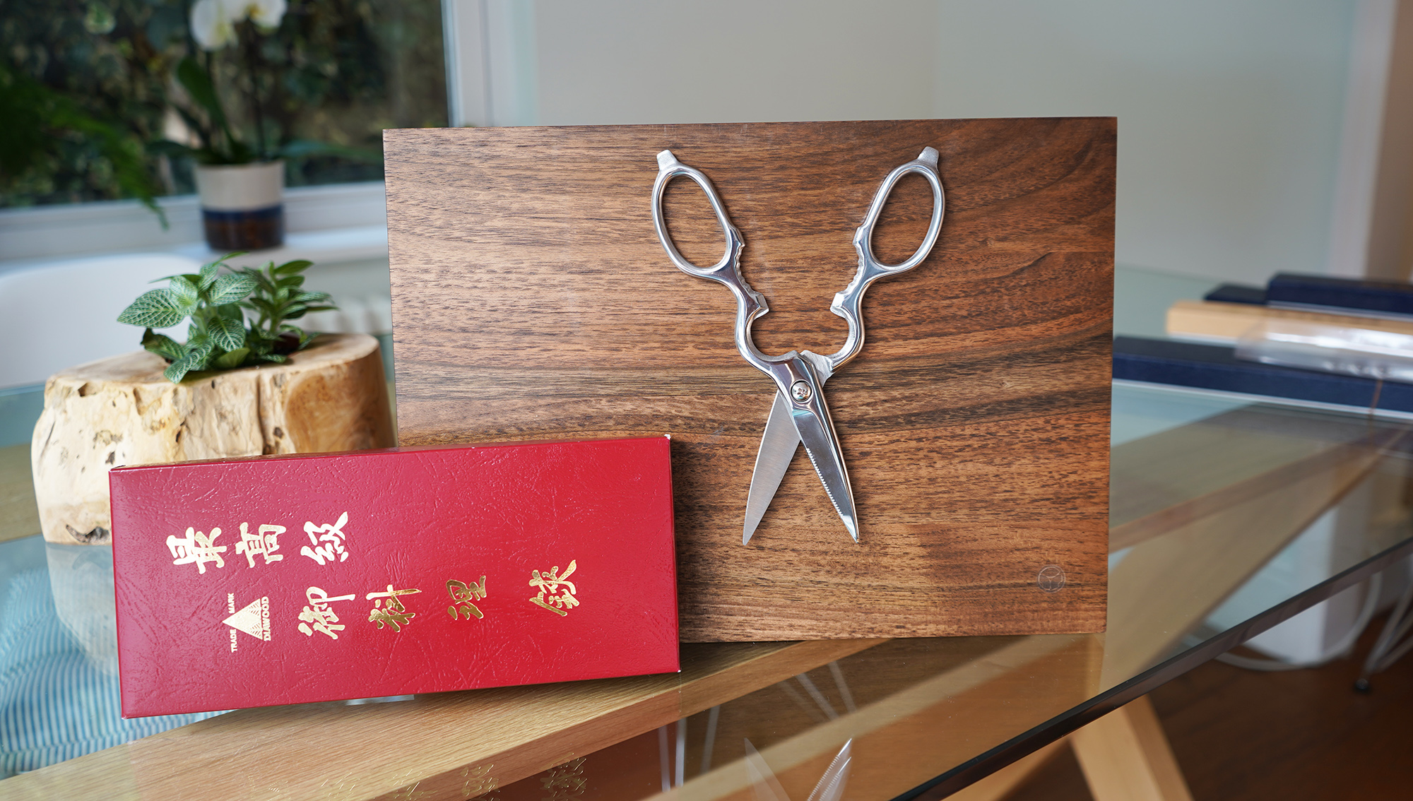 What is the difference between scissors and shears