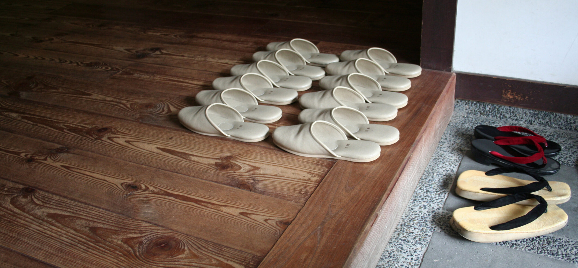 taking shoes off in japan before enterinf