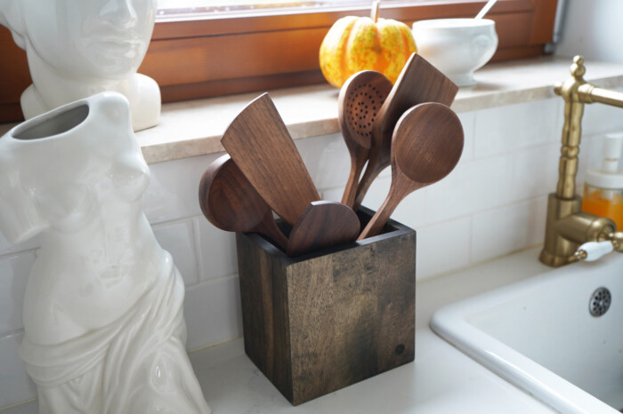 Küchenutensilien und Halter aus Nussbaumholz Küchenutensilien und Halter aus Nussbaumholz