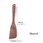 Hölzerne Walnuss Schaufel Messungen auf weißem Hintergrund