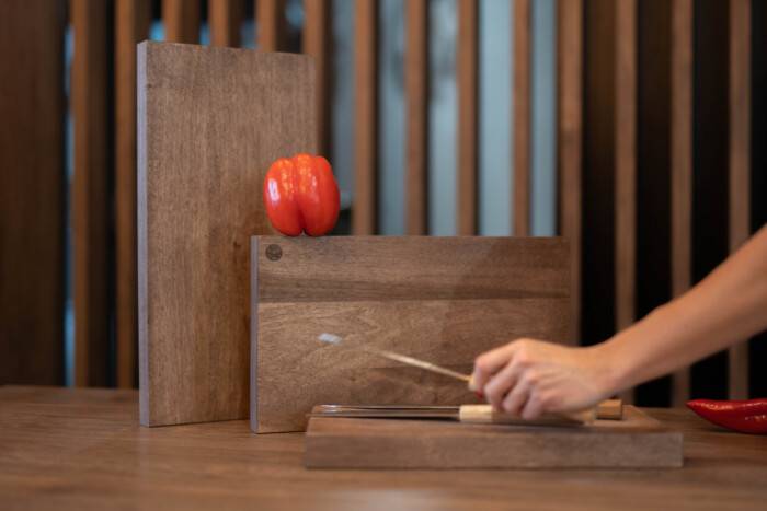 Tabletts Eiche Holz Nussbaum Holz klein mittel groß Hand greifen Messer