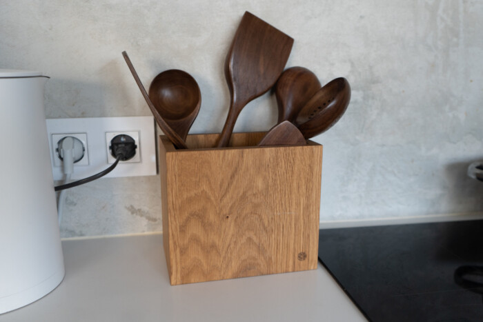 Wooden Kitchen Utensils Holder in Oak with Dark Walnut Kitchen Utensils 6 Pieces Set Wooden Kitchen Utensils Holder in Oak with Dark Walnut Kitchen Utensils 6 Pieces Set