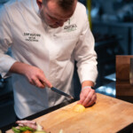 Chefkoch verwendet Sakai Kyuba Petty Blau