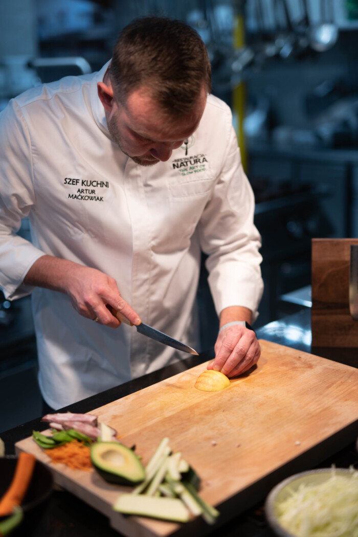 Chefkoch verwendet Sakai Kyuba Petty Blau