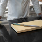 sakai kyuba gyuto blau auf aomori hiba schneidebrett