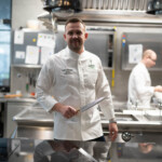 Chefkoch mit Sakai kyuba gyuto