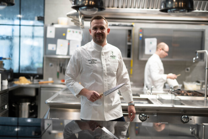 Chefkoch mit Sakai kyuba gyuto