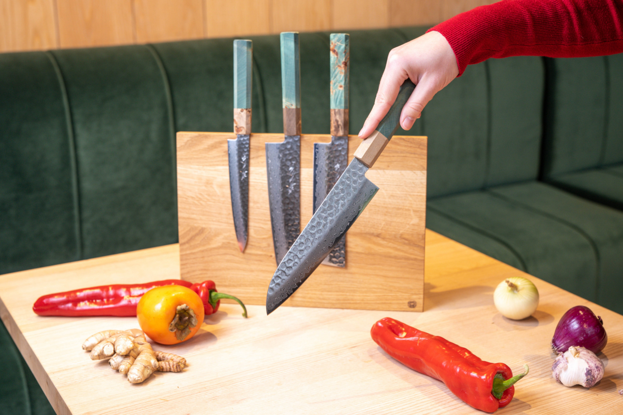 Blaues sakai kyuba Set santoku in der Hand gehalten