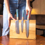 sakai kyuba blau set auf magnetischem holzständer aus eiche