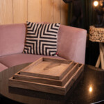 Kaffeetabletts aus Eichenholz, gestapelt auf einem Wohnzimmertisch