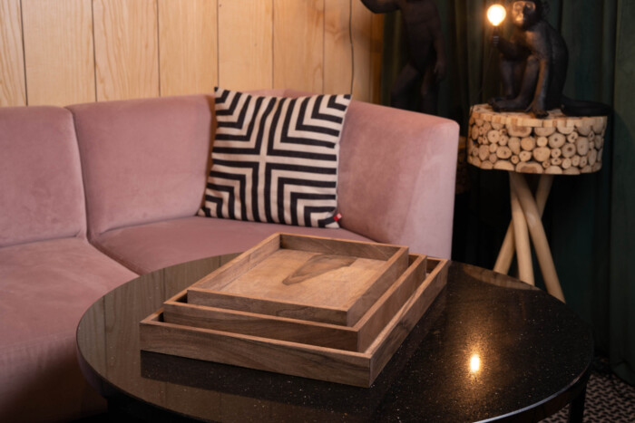 Kaffeetabletts aus Eichenholz, gestapelt auf einem Wohnzimmertisch