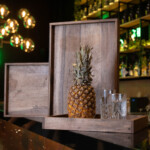 Holztabletts aus Nussbaumholz in einer Bar