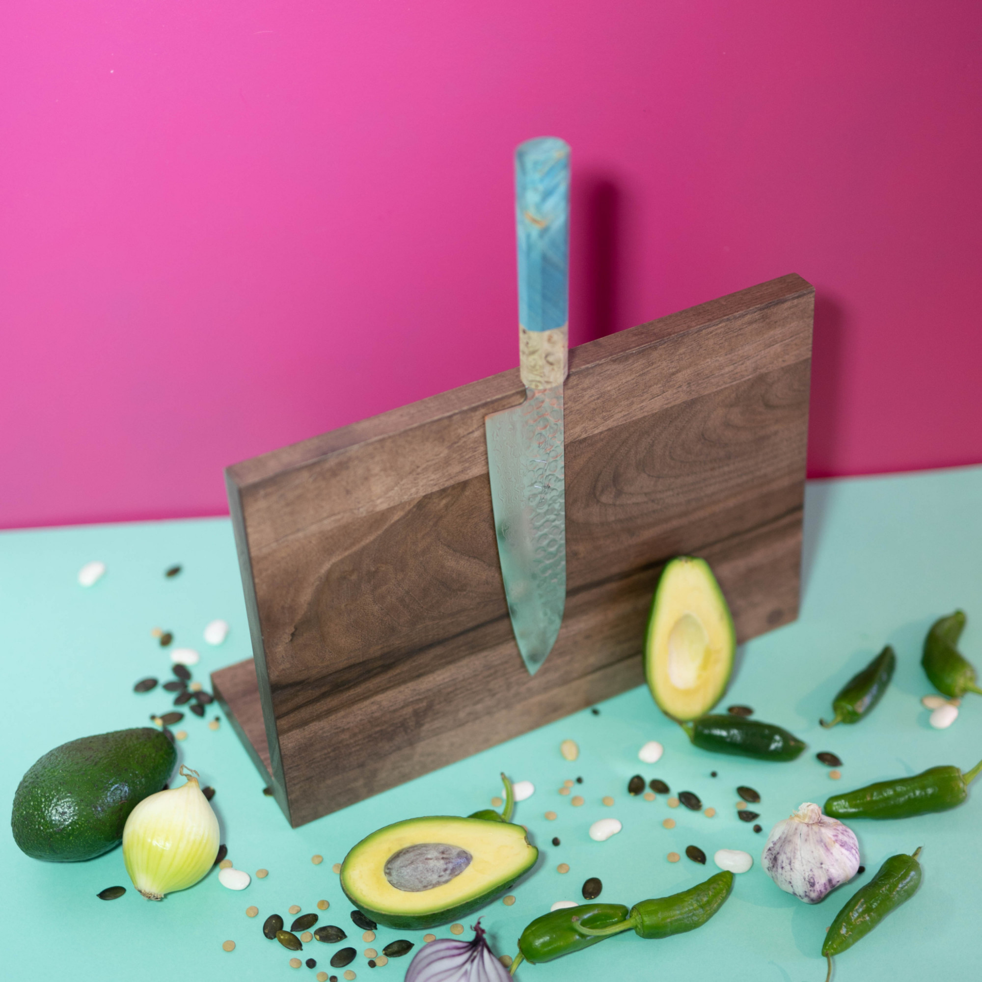 Sakai kyuba blau gyuto auf magnetischem Holzständer