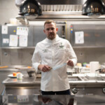 professioneller koch mit sakai kyuba gyuto japanisches messer