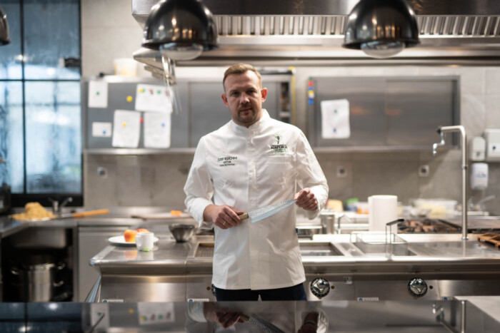 Küchenchef hält Sakai Kyuba Gyuto Küchenmesser professioneller koch mit sakai kyuba gyuto japanisches messer