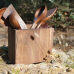 Küchenutensilien und Halter aus Nussbaumholz Küchenutensilien und Halter aus Nussbaumholz