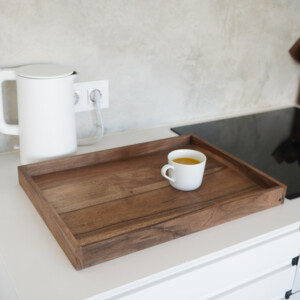 Großes Walnuss-Tablett auf der Küchenarbeitsplatte