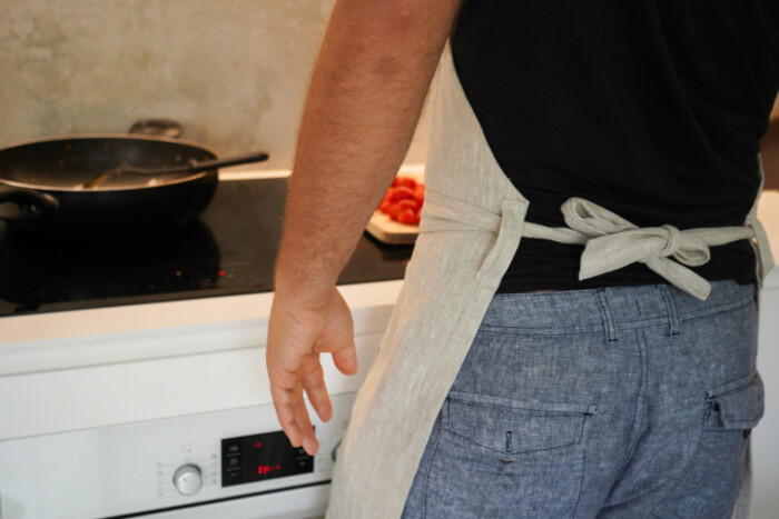 Küchenschürze - Natürlich, vom Mann getragen gebunden