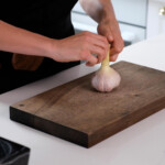 Schneidebrett aus dunklem Walnussholz von Oishya