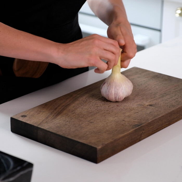 Schneidebrett aus dunklem Walnussholz von Oishya