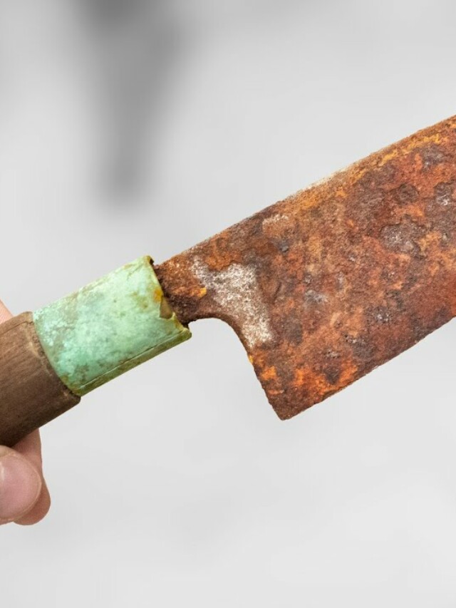 rusty kitchen knives